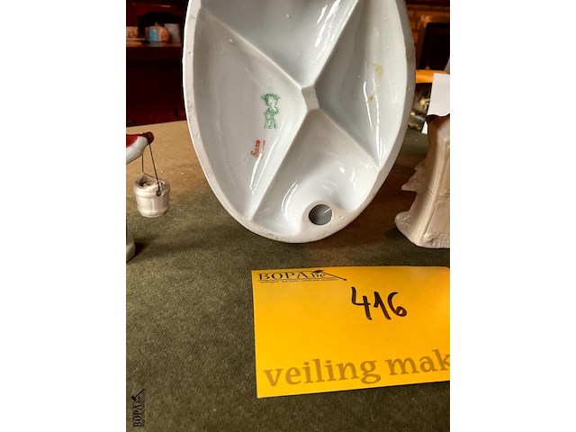 Lot 416 - kleurrijk duo aan piano/waterdrager/poppenkastje - afbeelding 5 van  5