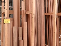 Lot 416 - lot houten latten en profielen - afbeelding 1 van  4