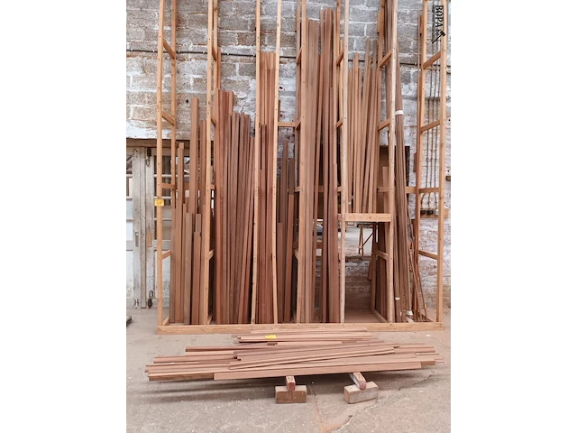 Lot 416 - lot houten latten en profielen - afbeelding 2 van  4