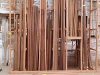Lot 416 - lot houten latten en profielen - afbeelding 2 van  4