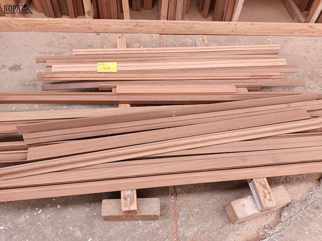 Lot 416 - lot houten latten en profielen - afbeelding 3 van  4