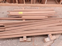 Lot 416 - lot houten latten en profielen - afbeelding 3 van  4