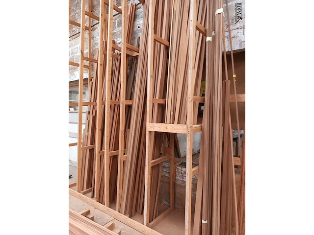 Lot 416 - lot houten latten en profielen - afbeelding 4 van  4