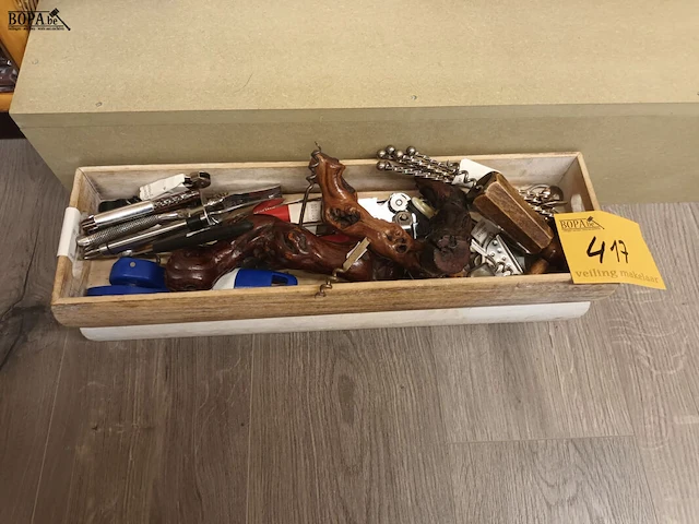 Lot 417 - flessen- en blikopeners. 1 bak - afbeelding 1 van  4
