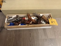 Lot 417 - flessen- en blikopeners. 1 bak - afbeelding 1 van  4