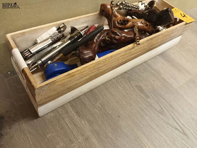 Lot 417 - flessen- en blikopeners. 1 bak - afbeelding 2 van  4