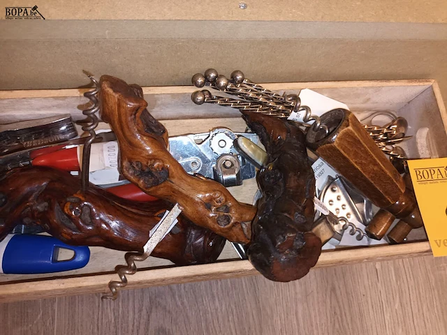 Lot 417 - flessen- en blikopeners. 1 bak - afbeelding 4 van  4