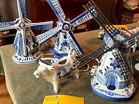 Lot 417 - molens in delft hollands licht en muzikaal/koe melkkan delft - afbeelding 1 van  7