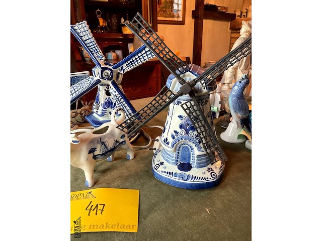 Lot 417 - molens in delft hollands licht en muzikaal/koe melkkan delft - afbeelding 2 van  7