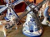 Lot 417 - molens in delft hollands licht en muzikaal/koe melkkan delft - afbeelding 2 van  7