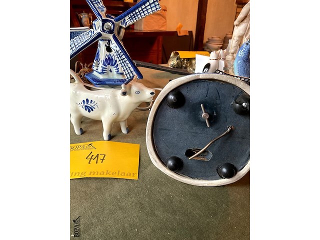 Lot 417 - molens in delft hollands licht en muzikaal/koe melkkan delft - afbeelding 3 van  7