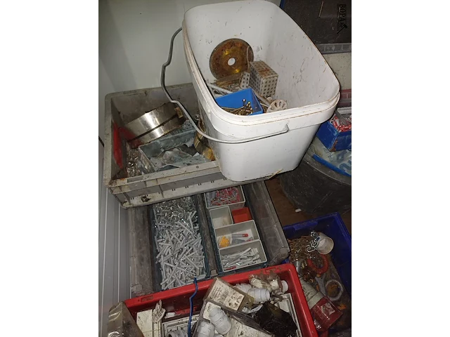 Lot 42 - bevestigingsmaterialen en elektrische onderdelen - afbeelding 6 van  7