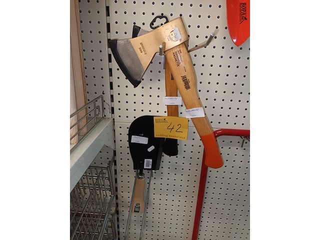 Lot 42 - bijlen en kapmes - afbeelding 1 van  3