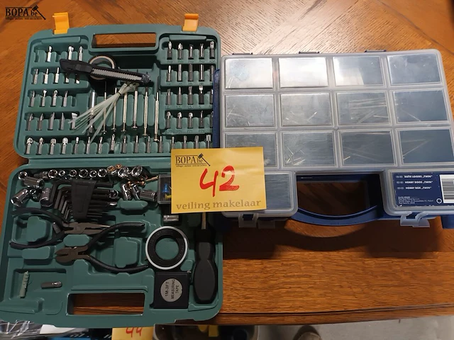 Lot 42 - doppenset, bits, nagels - afbeelding 1 van  3