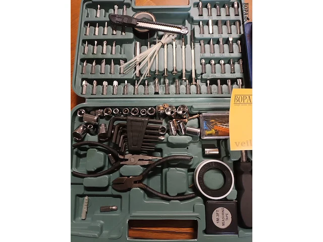 Lot 42 - doppenset, bits, nagels - afbeelding 2 van  3