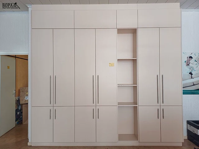 Lot 42 - inbouwkast(en) met inhoud - afbeelding 1 van  3