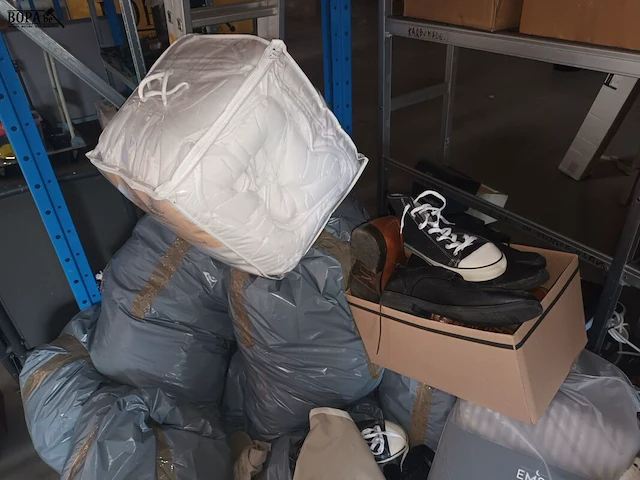 Lot 42 - kledij, linnen en schoenen. - afbeelding 3 van  3