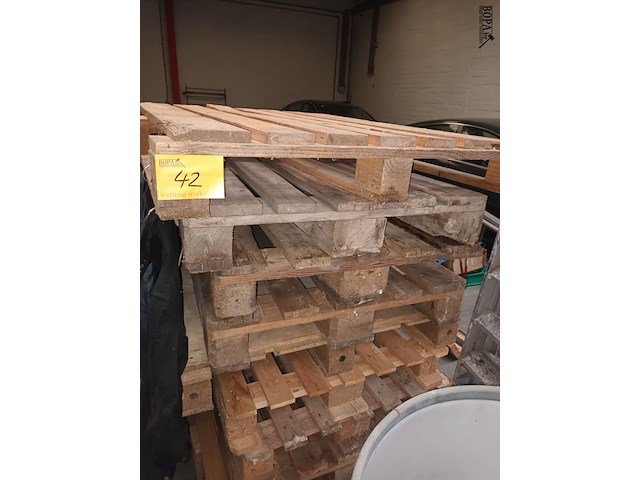 Lot 42 - lot houten palletten - afbeelding 1 van  2
