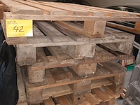 Lot 42 - lot houten palletten - afbeelding 1 van  2