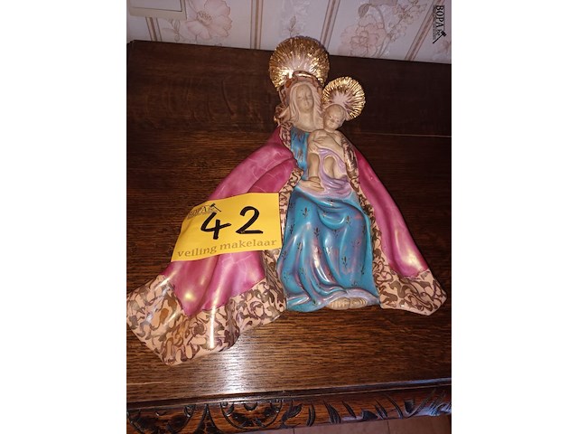 Lot 42 - madonna met kind in keramiek - afbeelding 1 van  4