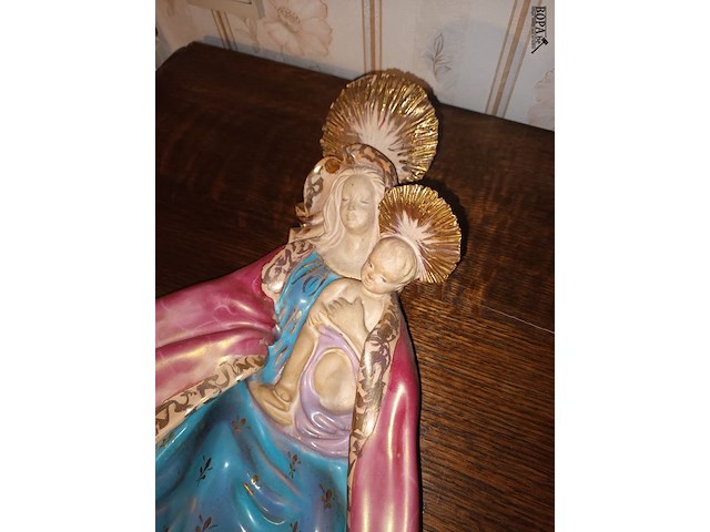 Lot 42 - madonna met kind in keramiek - afbeelding 2 van  4