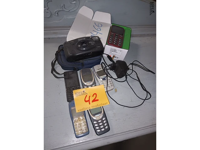 Lot 42 - oude gsm’s en fototoestel. 7 stuks - afbeelding 1 van  4