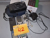 Lot 42 - oude gsm’s en fototoestel. 7 stuks - afbeelding 1 van  4