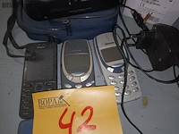 Lot 42 - oude gsm’s en fototoestel. 7 stuks - afbeelding 2 van  4