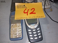 Lot 42 - oude gsm’s en fototoestel. 7 stuks - afbeelding 4 van  4