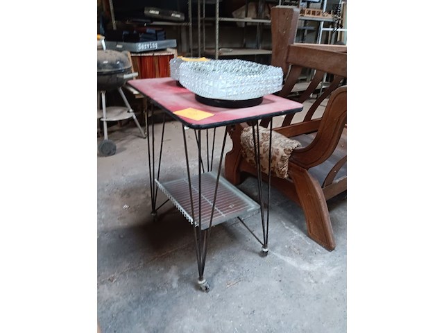 Lot 42 - retro tv tafeltje - afbeelding 1 van  2