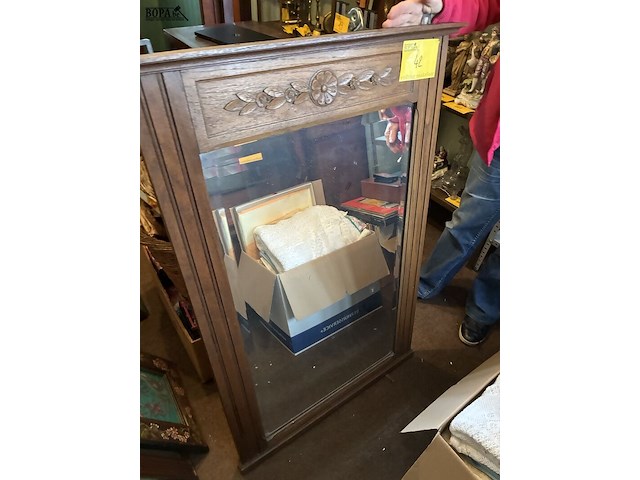 Lot 42 - spiegel in houten omlijsting - afbeelding 1 van  2