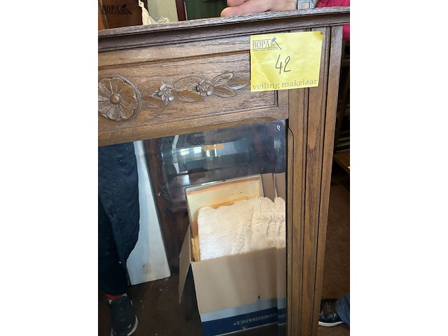 Lot 42 - spiegel in houten omlijsting - afbeelding 2 van  2