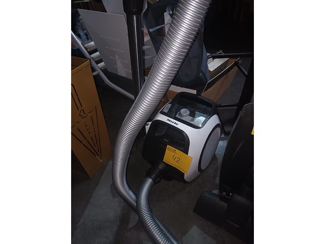 Lot 42 - stofzuiger miele - afbeelding 1 van  3