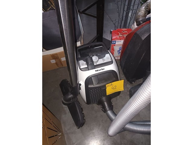 Lot 42 - stofzuiger miele - afbeelding 2 van  3