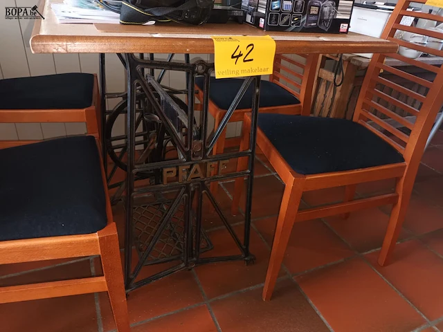 Lot 42 - tafel - afbeelding 1 van  4