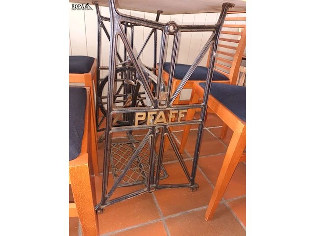 Lot 42 - tafel - afbeelding 2 van  4