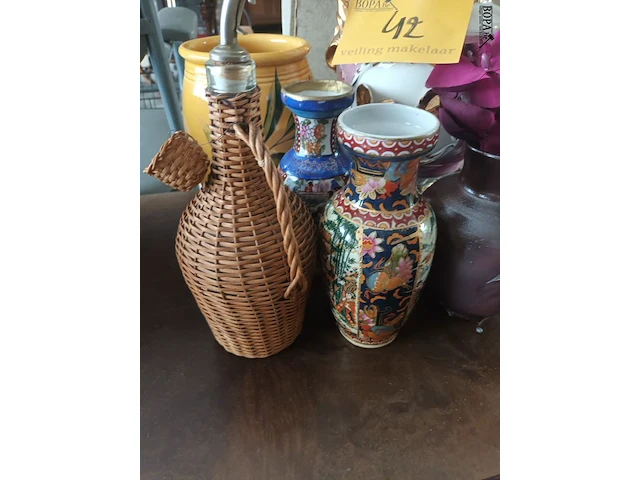Lot 42 - vazen en kruiken. 6 stuks - afbeelding 2 van  4