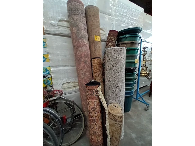 Lot 42 - vloertapijt. 7 stuks - afbeelding 1 van  5