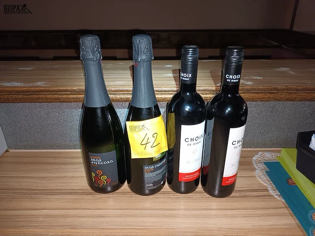 Lot 42 - wijn en cava. 4 stuks - afbeelding 1 van  3