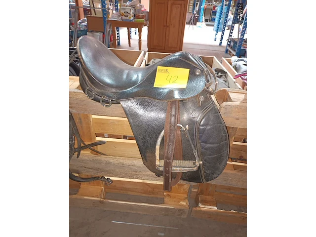 Lot 42 - zadel - afbeelding 2 van  4