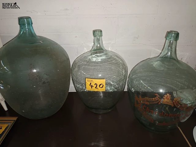 Lot 420 - dame jeanne. 3 stuks - afbeelding 1 van  4