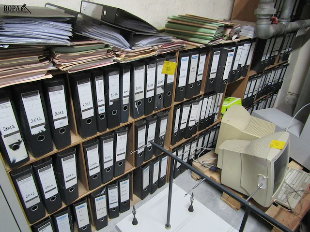 Lot 420 - houten kastjes met ringmappen. 10 stuks - afbeelding 1 van  3