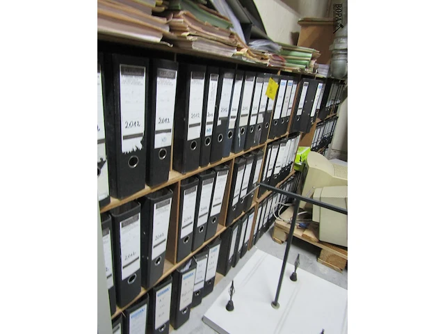 Lot 420 - houten kastjes met ringmappen. 10 stuks - afbeelding 2 van  3