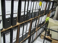 Lot 420 - houten kastjes met ringmappen. 10 stuks - afbeelding 2 van  3