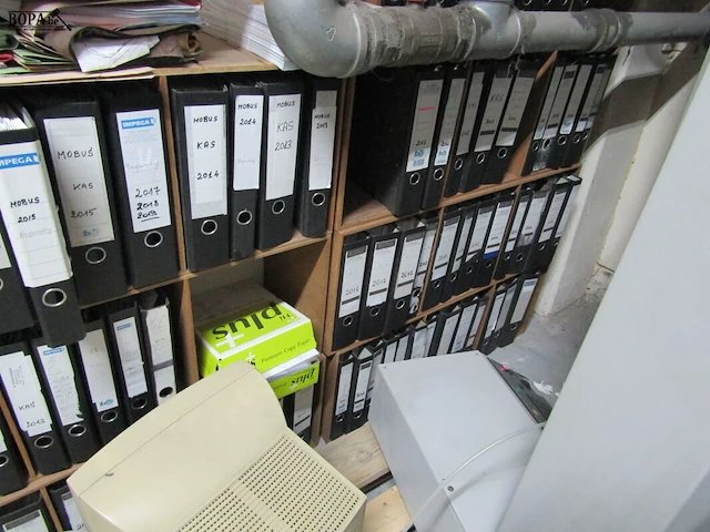 Lot 420 - houten kastjes met ringmappen. 10 stuks - afbeelding 3 van  3