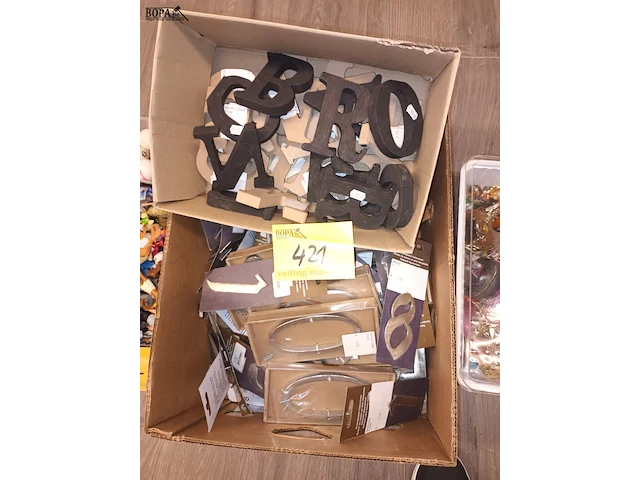 Lot 421 - cijfers en letters - afbeelding 1 van  4