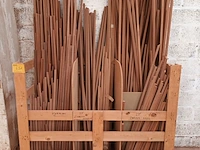 Lot 421 - lot houten hoeklatten en mouluren - afbeelding 1 van  3