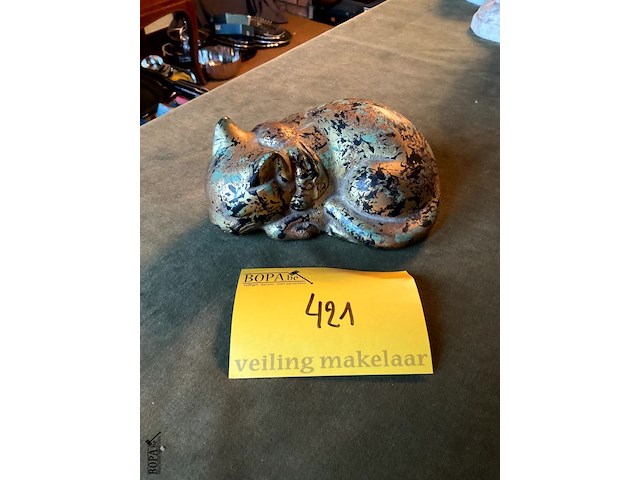 Lot 421 - verkoperde kat - afbeelding 1 van  3