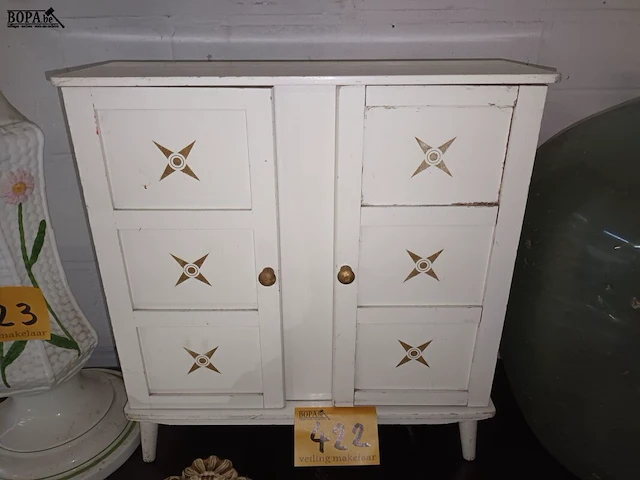 Lot 422 - kleerkast voor poppenkleren - afbeelding 1 van  3