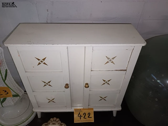 Lot 422 - kleerkast voor poppenkleren - afbeelding 2 van  3